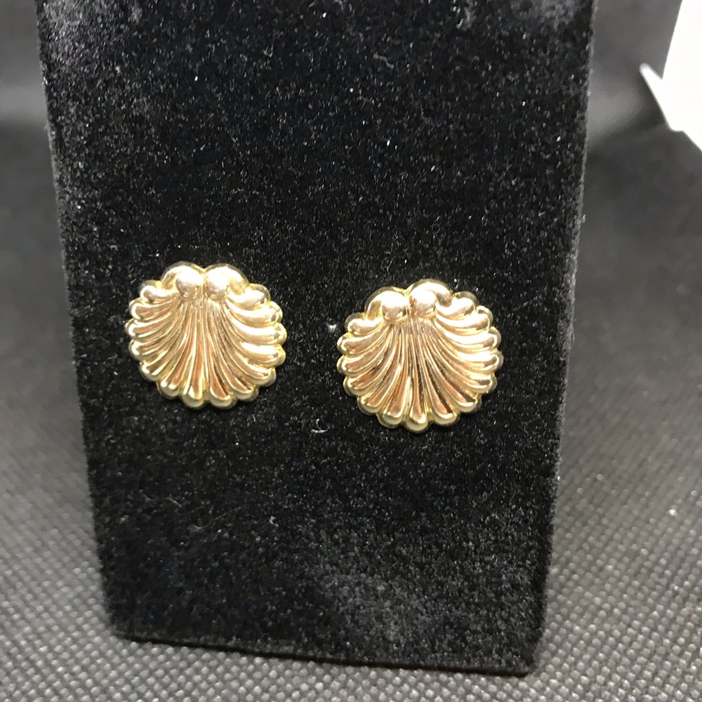 Vintage Gold Toned Clam Shaped Pierced Earrings